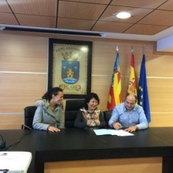 LA ASOCIACIÓN AMIGOS/AS DEL CEREZO FIRMA UN CONVENIO CON EL AYUNTAMIENTO DE SALINAS PARA EL DESARROLLO DE ITINERARIOS DE INSERCIÓN PERSONALIZADOS PARA PERSONAS VULNERABLES