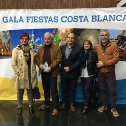 LAS FIESTAS DE MOROS Y CRISTIANOS DE SALINAS RECIBEN SU GALARDÓN POR LA PARTICIPACIÓN EN EL DESFILE DE FITUR 2019