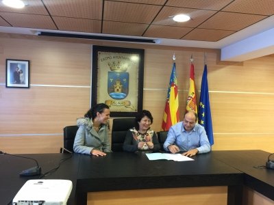 LA ASOCIACIÓN AMIGOS/AS DEL CEREZO FIRMA UN CONVENIO CON EL AYUNTAMIENTO DE SALINAS PARA EL DESARROLLO DE ITINERARIOS DE INSERCIÓN PERSONALIZADOS PARA PERSONAS VULNERABLES