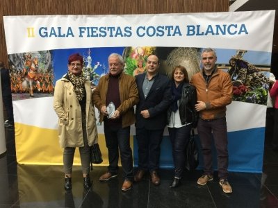 LAS FIESTAS DE MOROS Y CRISTIANOS DE SALINAS RECIBEN SU GALARDÓN POR LA PARTICIPACIÓN EN EL DESFILE DE FITUR 2019